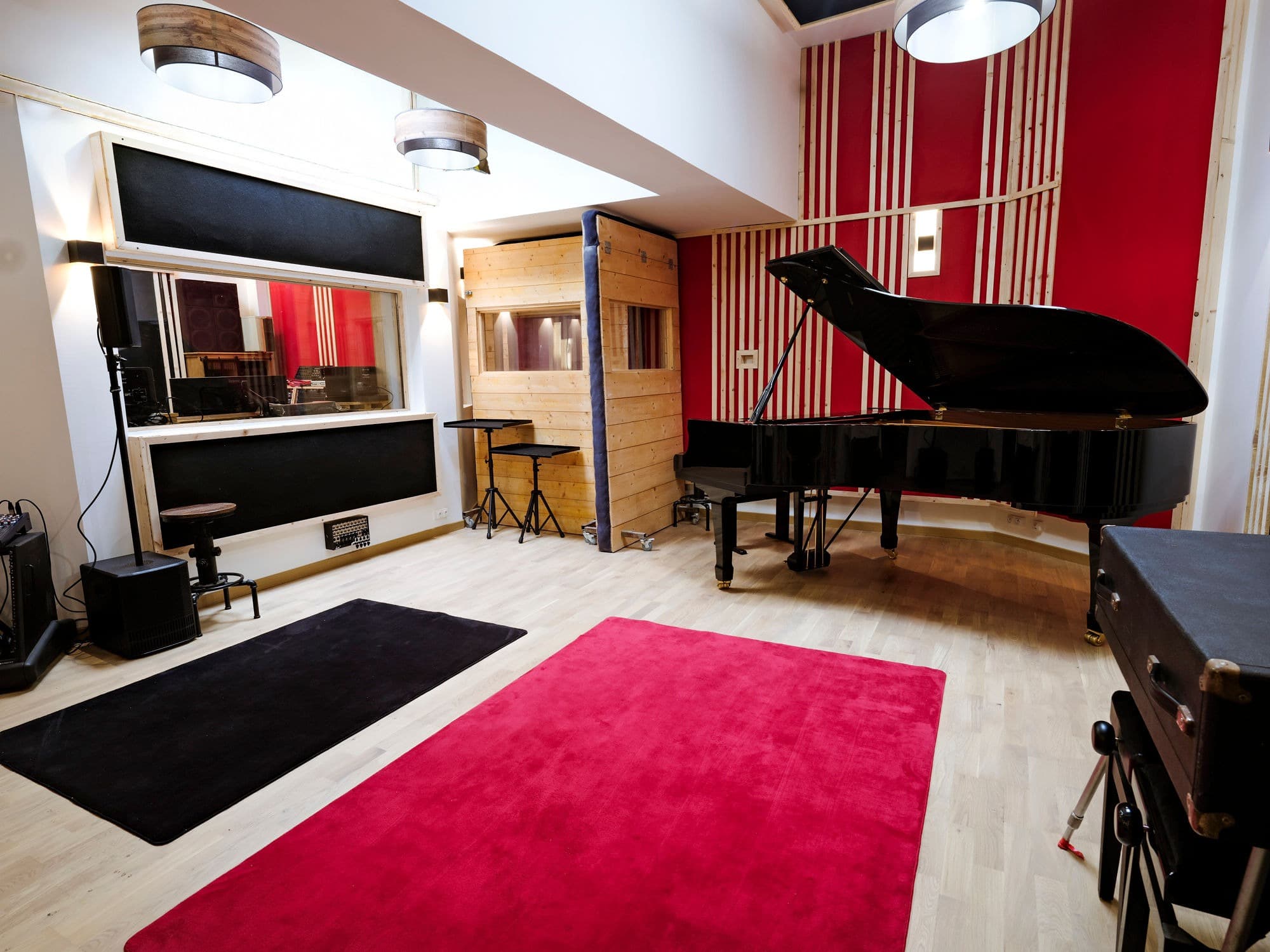 L'ambiance du Studio Concorde avec piano et tapis rouge.