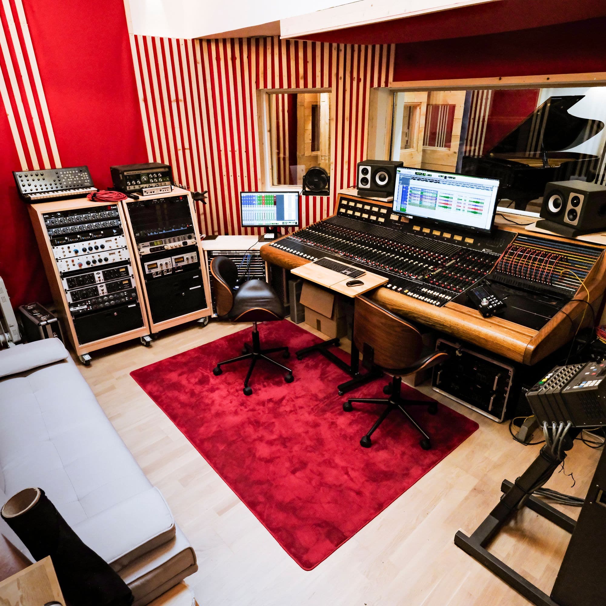 La régie principale du Studio Concorde avec console et écoutes.