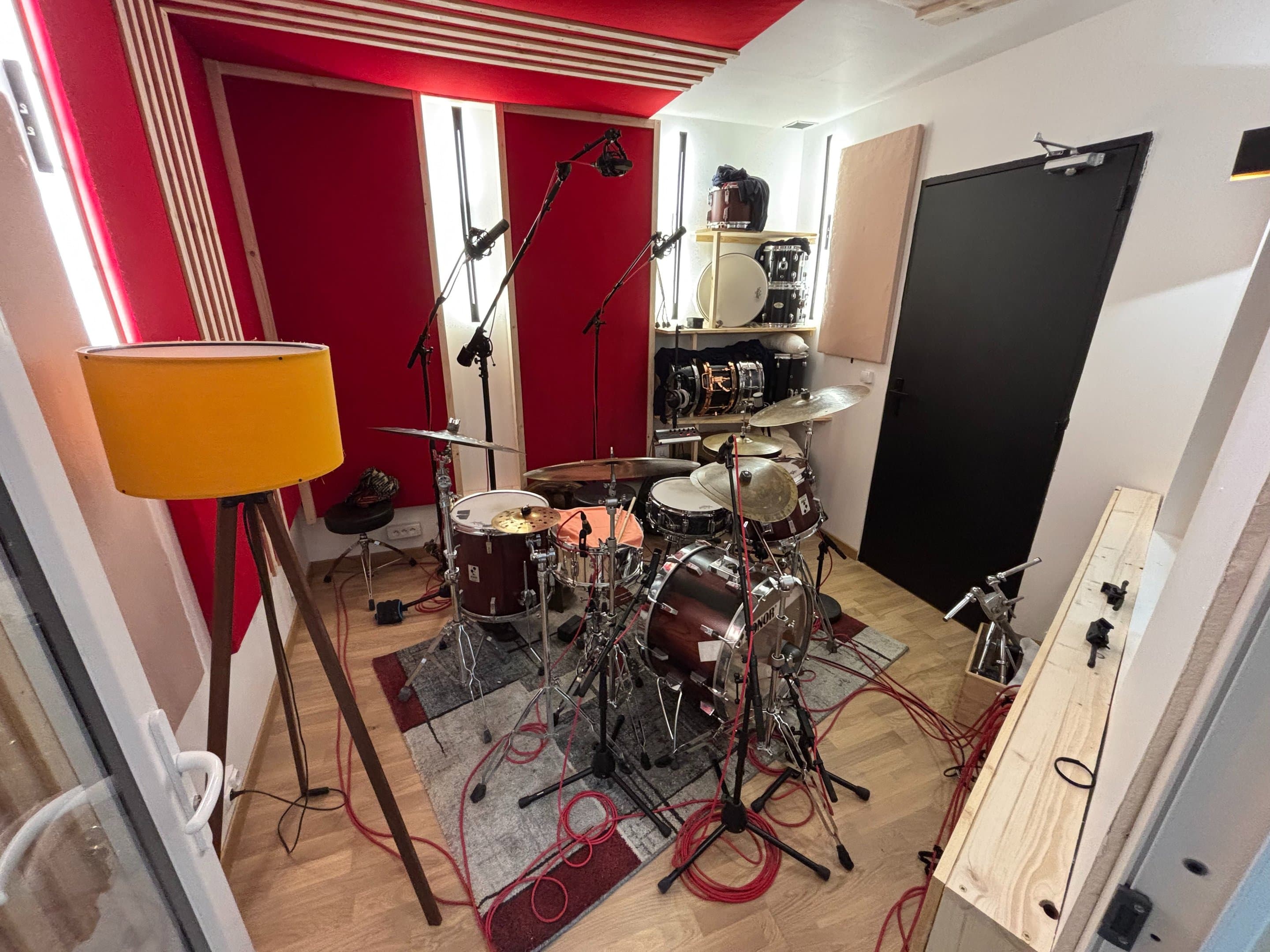 La salle de studio de Studio Concorde avec batterie et espace de prise.